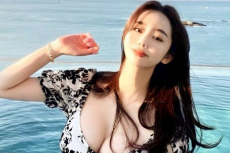 Gái xinh Hàn Quốc "làm nóng" mùa hè với kiểu áo tắm tôn vòng 1