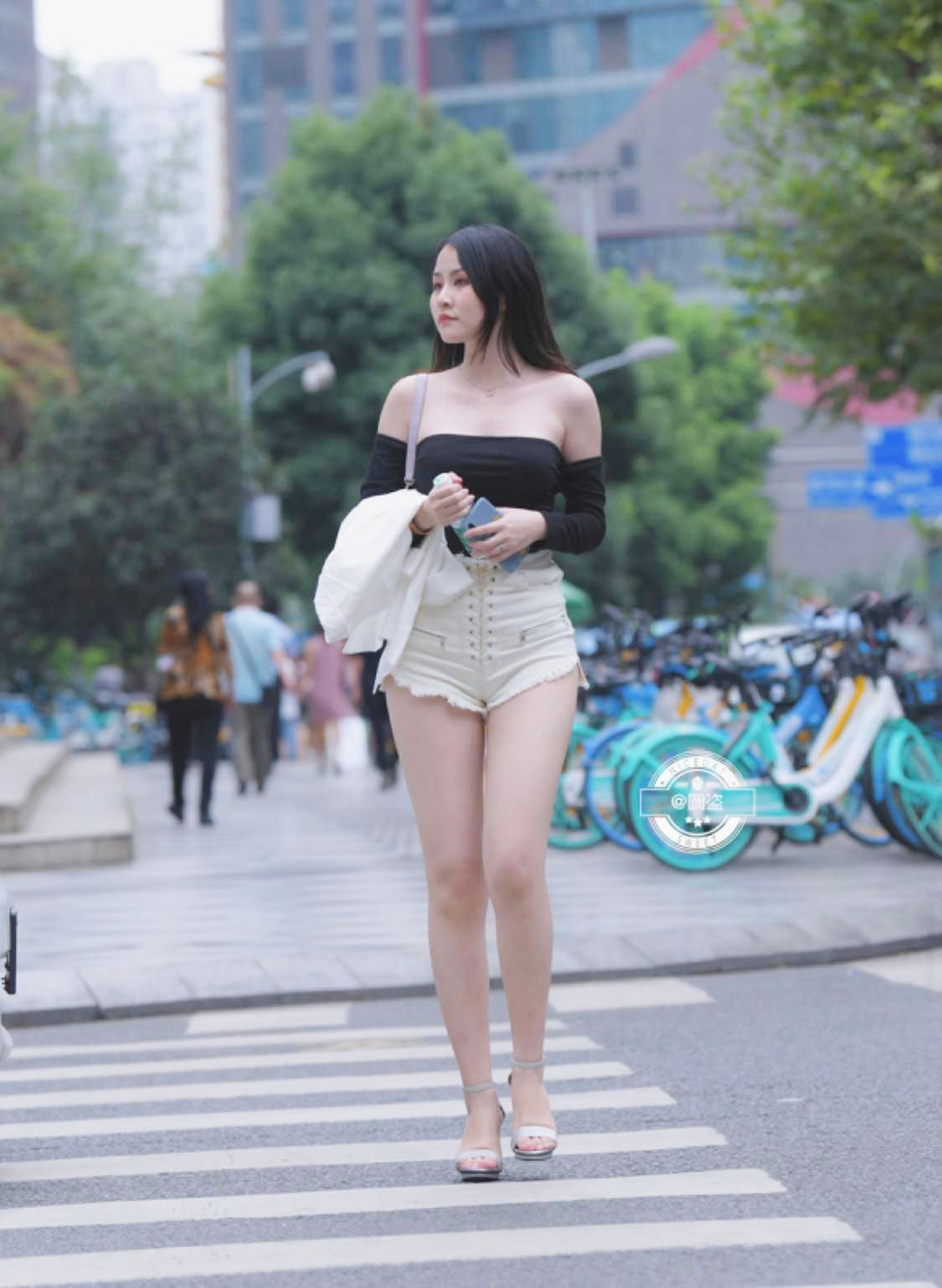 Mỹ nữ thu hút mọi ánh nhìn trên đường phố nhờ mặc áo trễ vai - 3