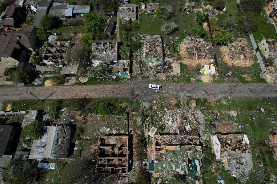 Một ngôi làng ở Ukraine bị phá hủy nghiêm trọng giữa xung đột Nga – Ukraine (ảnh: CNN)
