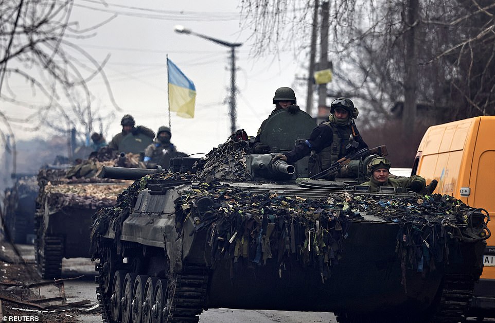 Một đoàn xe quân sự Ukraine.