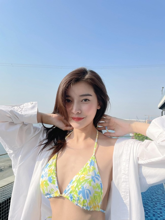 Ở cả hai phần phim, mỹ nhân sinh năm 1990 đều có nhiều cảnh tình tứ với hai bạn diễn nam.