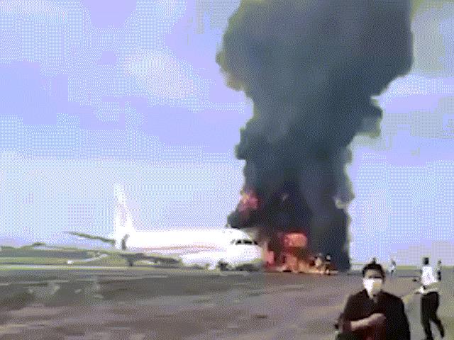 Thế giới - Video: Máy bay chở 122 người ở TQ gặp nạn bốc cháy dữ dội