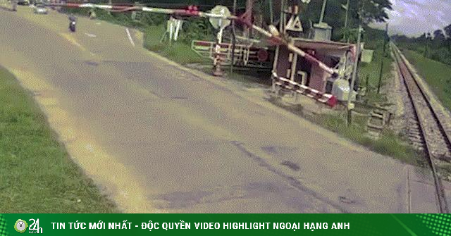 Video: Cố phi qua đường có rào chắn, người lái xe máy nhận cái kết đau đớn