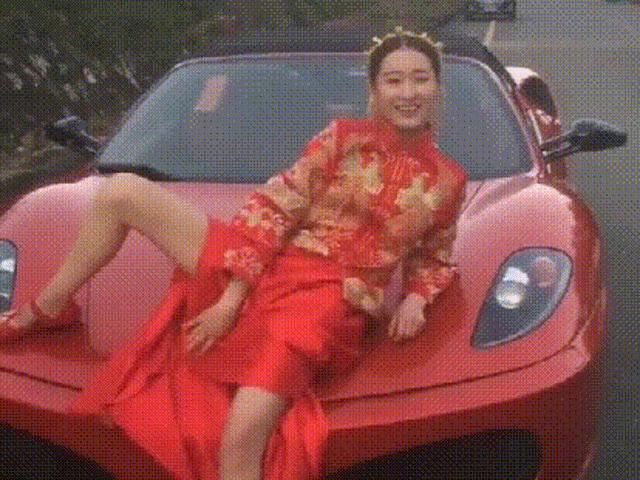 Bạn trẻ - Cuộc sống - Cô dâu nổi hứng chụp ảnh bên siêu xe, cách tạo dáng gây xôn xao