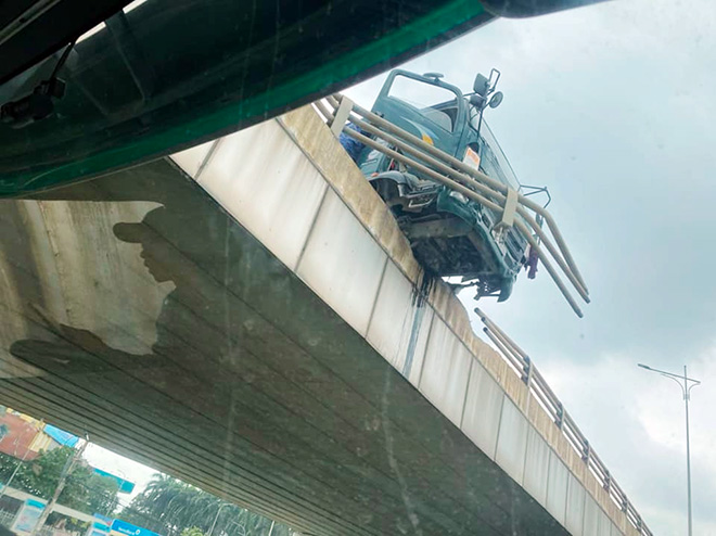 Chilling scene of a dump truck lying on the overpass after a traffic accident - 1
