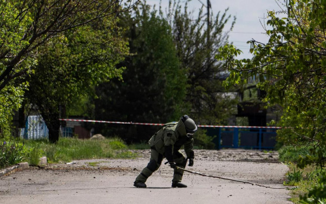 Hoạt động rà soát thiết bị nổ tại Ukraine được tiến hành tại những khu vực lực lượng Nga đã rút quân. Ảnh: AP