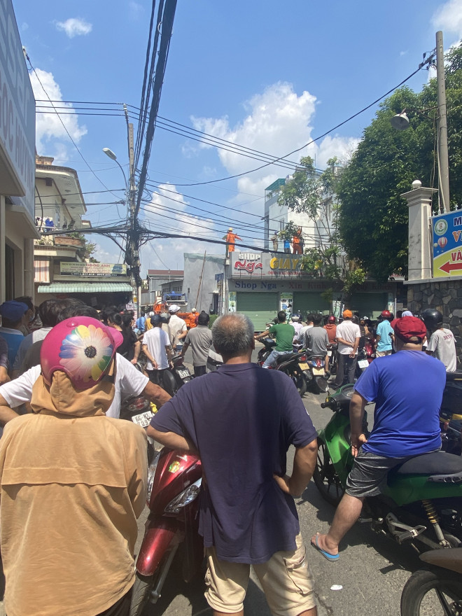 TP Thủ Đức: Lên mái nhà tỉa cành cây, người đàn ông tử vong thương tâm - 1