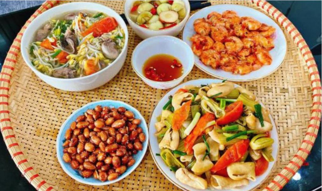 Trong bữa cơm, người Nhật thường không làm điều này để tránh tăng cân, tiểu đường và bệnh dạ dày, tiếc là nhiều người Việt vẫn chưa chịu từ bỏ thói quen - 1