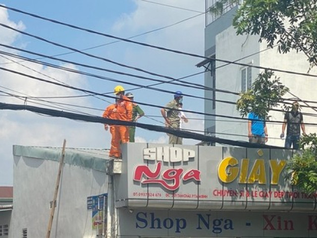 Tin tức trong ngày - TP Thủ Đức: Lên mái nhà tỉa cành cây, người đàn ông tử vong thương tâm