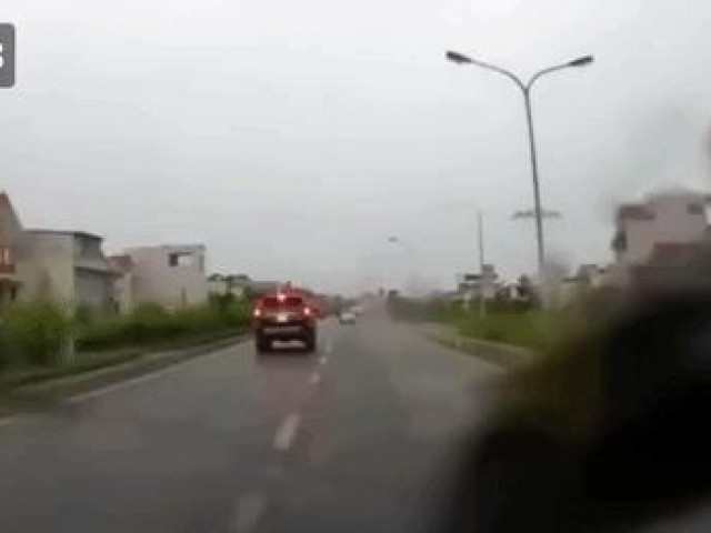 Tin tức trong ngày - Bật tín hiệu trái nhưng rẽ phải, SUV nhận cái kết đắng