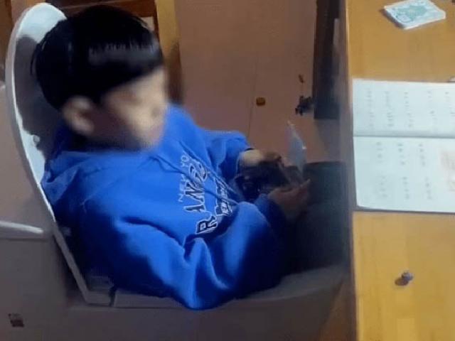 Giáo dục - du học - Cậu bé cứ ngồi học lại viện cớ đi vệ sinh, ông bố mua tặng thứ này khiến ai cũng phì cười