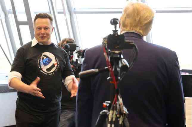 Tỷ phú Elon Musk và cựu Tổng thống Mỹ Donald Trump trong cuộc gặp sau khi phóng tên lửa Falcon 9 của SpaceX vào tháng 5/2020.(Ảnh: Reuters)
