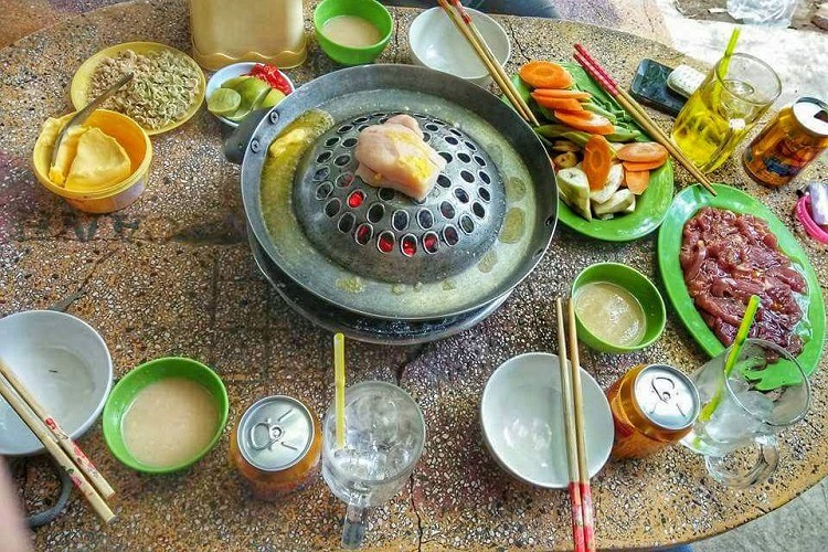 Khách “toát mồ hôi” thưởng thức “bò leo núi” giá 200.000 đồng/suất - 1