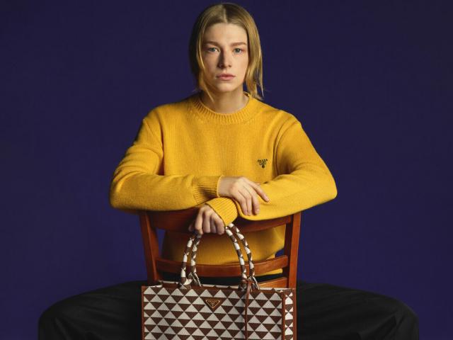 Thời trang - Hunter Schafer là đại diện cho mẫu túi mới nhất của Prada