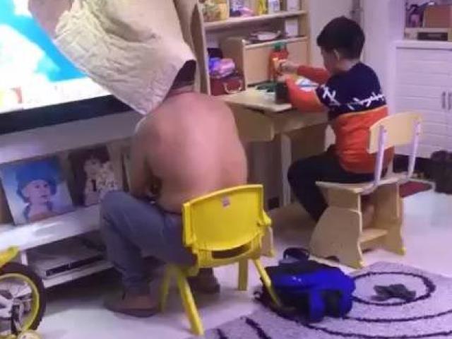 Bạn trẻ - Cuộc sống - Con sắp thi cuối kỳ, bố trùm chăn xem tivi không dám mở tiếng