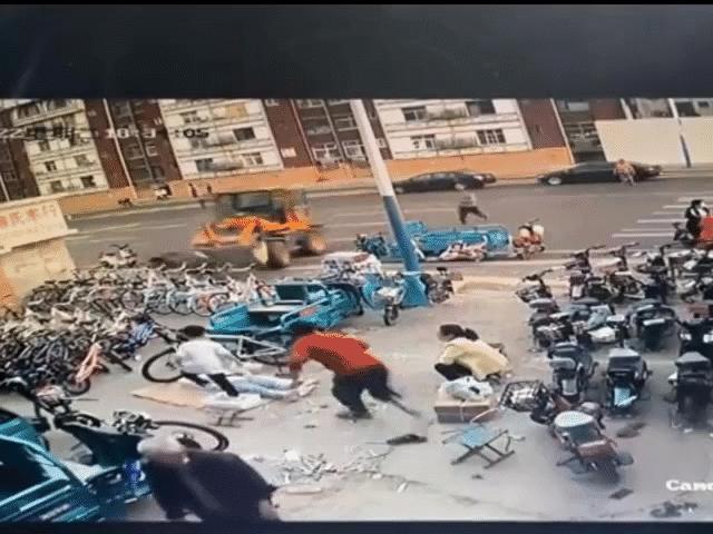 Video: Bố phản ứng nhanh cứu con thoát chết trong gang tấc