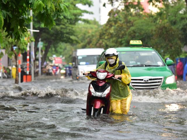 Tin tức trong ngày - TP.HCM: Mưa như trút nước, đường ngập như sông, xe chết máy la liệt
