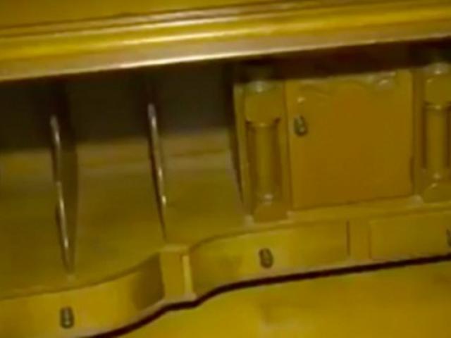 Kinh doanh - Mua chiếc bàn cũ giá rẻ về nhà, choáng váng khi phát hiện "kho tiền" 2,9 tỷ ở ngăn kéo