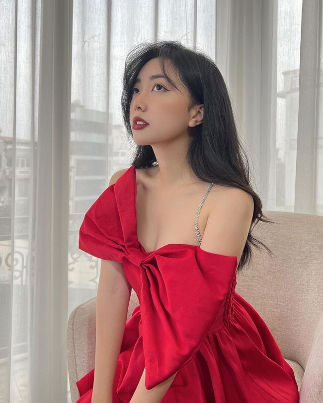Thời điểm mới bên nhau, Mai Hà Trang từng nhận về nhiều nhận xét không hay khi bị cho là dựa hơi sự nổi tiếng của bạn trai để được các nhãn hàng chọn làm mẫu quảng cáo trên mạng xã hội. 

