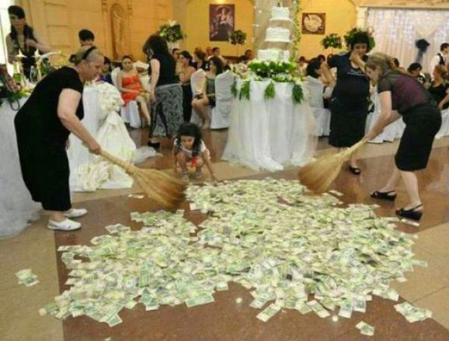 Đám cưới gì mà xả nhiều &#34;rác&#34; thế này.
