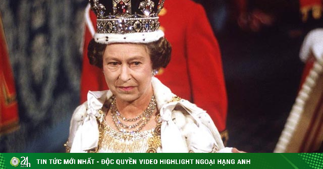 Be in awe of Queen Elizabeth II’s lavish crown and jewelry collection-Fashion