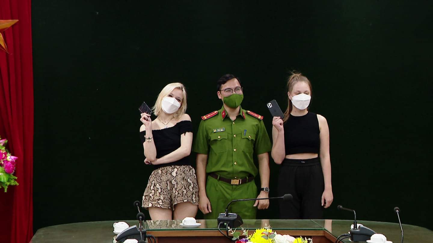 Hai nữ du khách người Nga tại buổi trao trả tài sản.