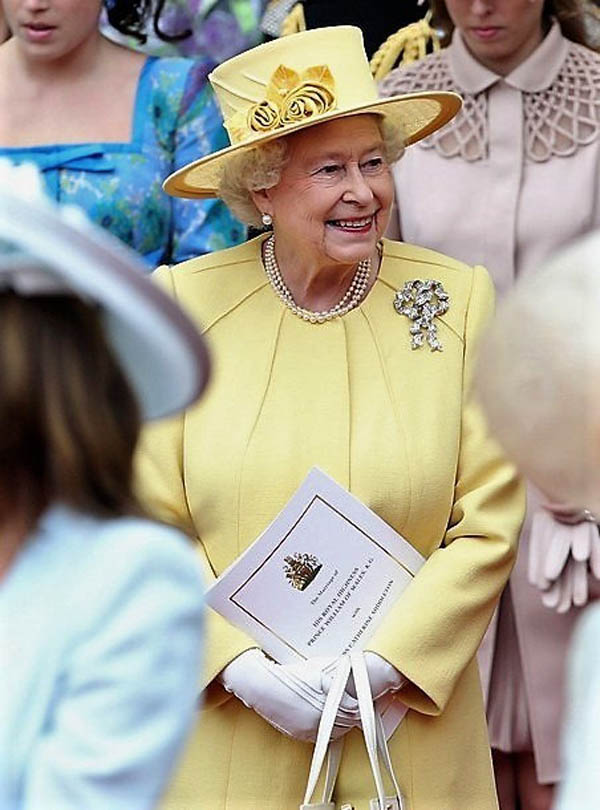 Be in awe of Queen Elizabeth II's lavish collection of crowns and jewelry - 13