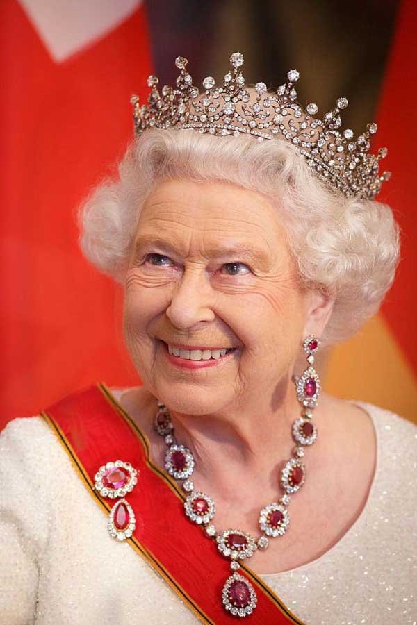 Be in awe of Queen Elizabeth II's lavish collection of crowns and jewelry - 14
