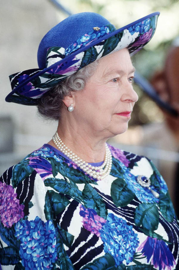 Be in awe of Queen Elizabeth II's lavish crown and jewelry collection - 15