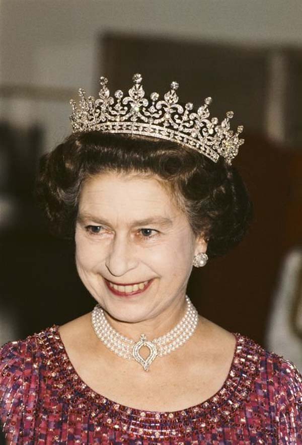 Be in awe of Queen Elizabeth II's lavish collection of crowns and jewelry - 4
