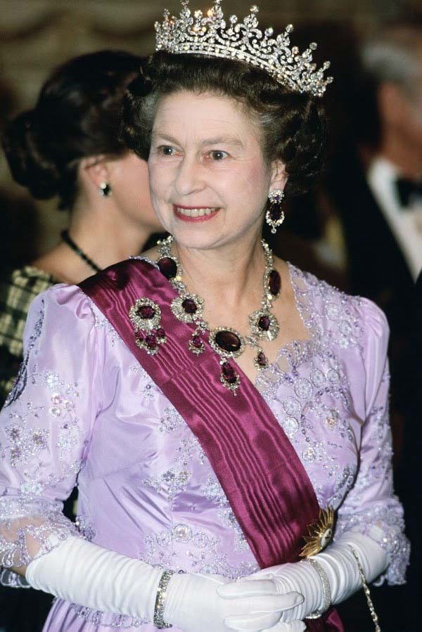 Be in awe of Queen Elizabeth II's lavish crown and jewelry collection - 5
