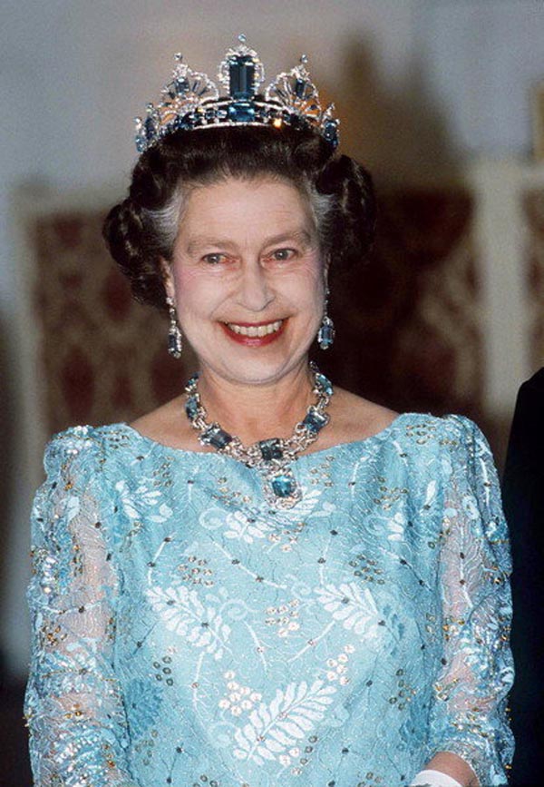Be in awe of Queen Elizabeth II's lavish crown and jewelry collection - 6