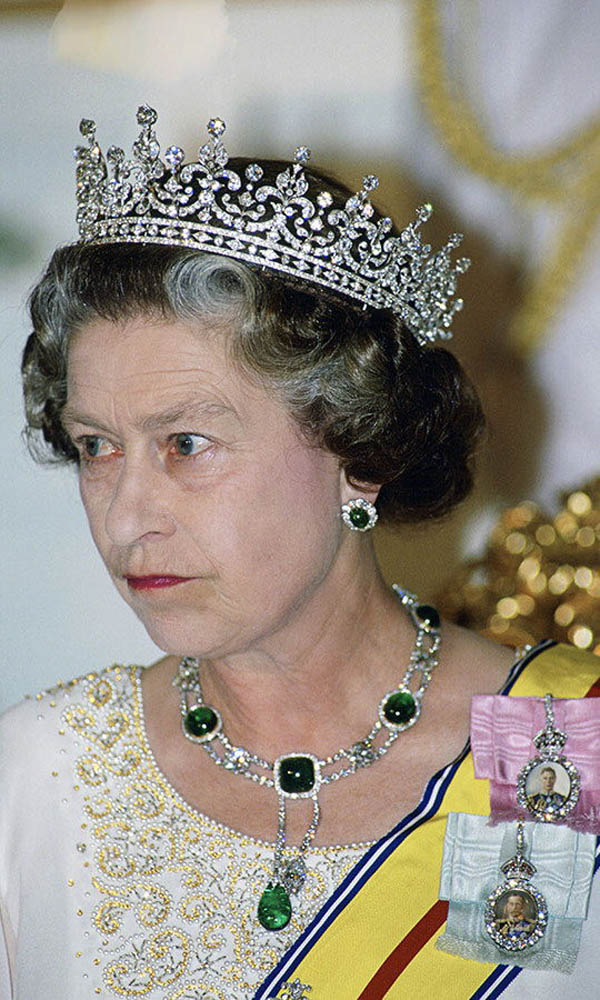 Be in awe of Queen Elizabeth II's lavish crown and jewelry collection - 7