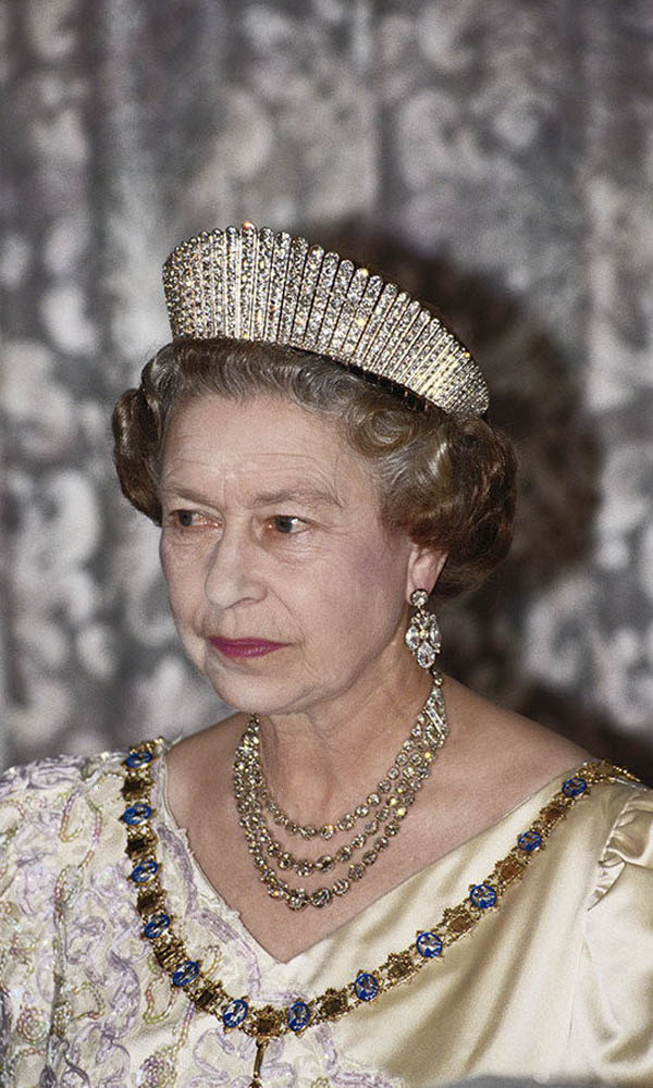Be in awe of Queen Elizabeth II's lavish crown and jewelry collection - 8