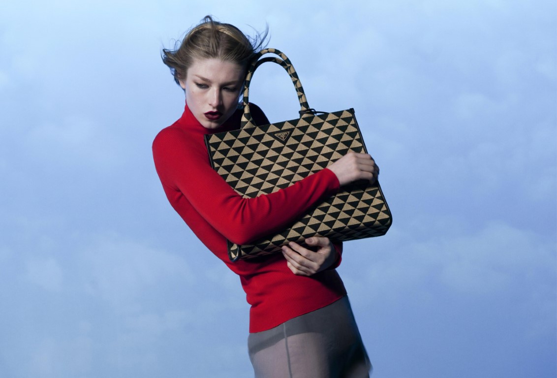 Hunter Schafer is the representative of Prada's latest bag model - 4