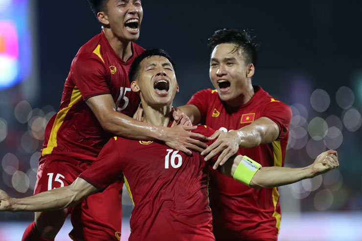 Hùng Dũng (giữa) ghi bàn quan trọng cho U23 Việt Nam vào lưới U23 Myanmar