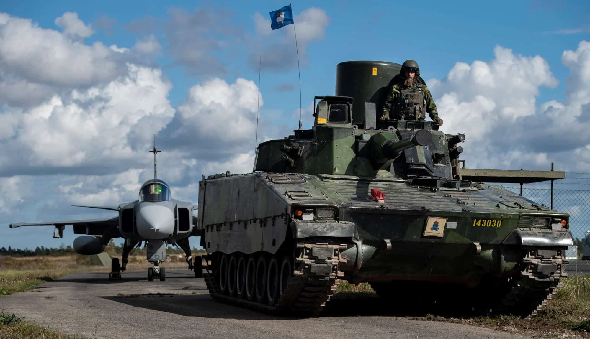 Theo AP, nếu Phần Lan và Thụy Điển nộp đơn xin gia nhập NATO, đây sẽ là động thái gây ảnh hưởng sâu rộng đến an ninh khu vực Bắc Âu và xuyên Đại Tây Dương. Ảnh minh họa: AP