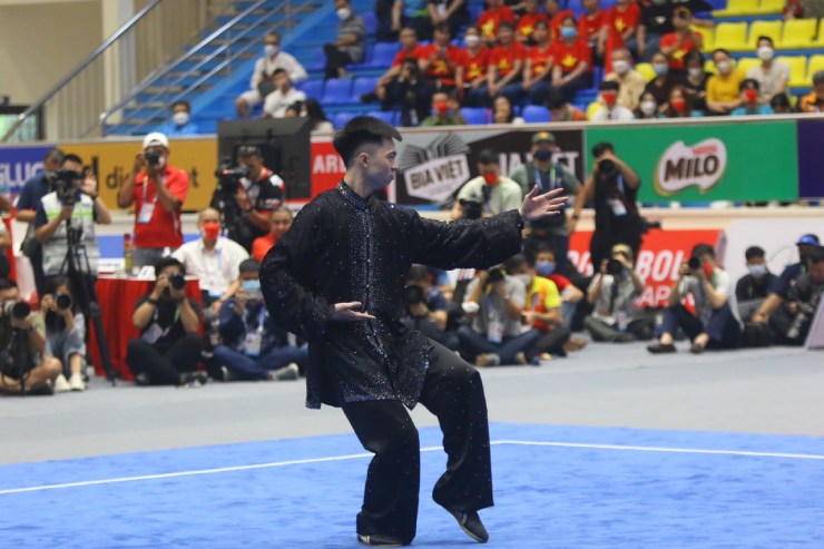 Võ sĩ Văn Phương đua HCV Wushu SEA Games, bị chấn thương nằm sàn đau đớn - 2