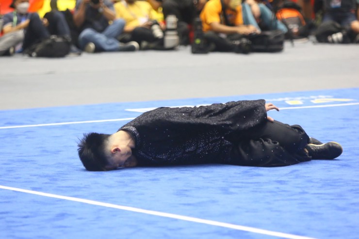 Võ sĩ Văn Phương đua HCV Wushu SEA Games, bị chấn thương nằm sàn đau đớn - 4