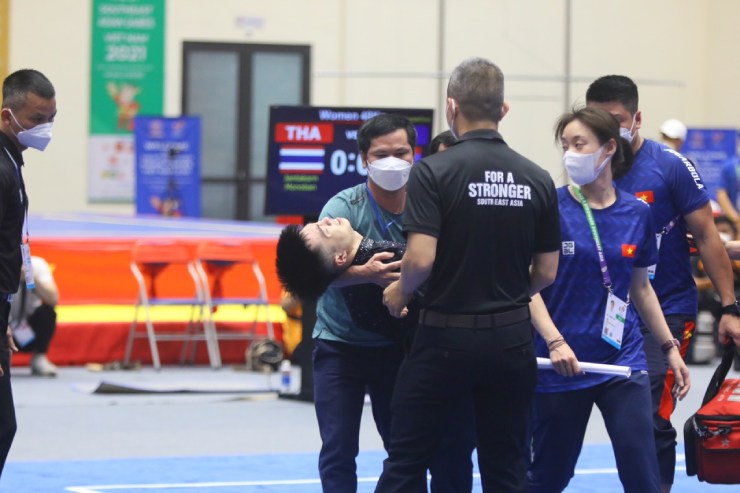 Võ sĩ Văn Phương đua HCV Wushu SEA Games, bị chấn thương nằm sàn đau đớn - 6