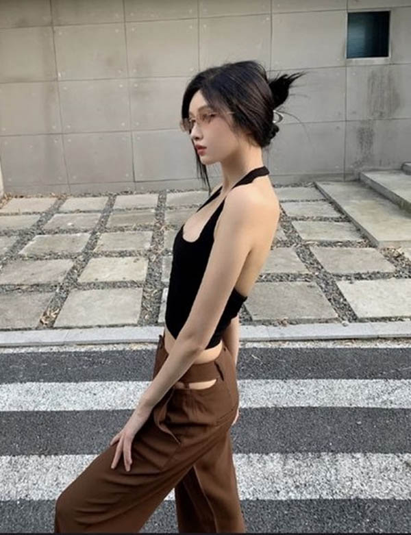 Crop-top shirt with open back is making women "fascinated"  in summer - 6
