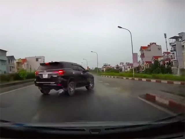 Tin tức ô tô - "Ninja" Toyota Fortuner xi nhan trái nhưng lại rẽ phải