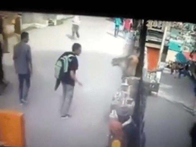 Phi thường - kỳ quặc - Video: Thanh niên nhận cái kết nhớ đời vì trêu chọc chú khỉ