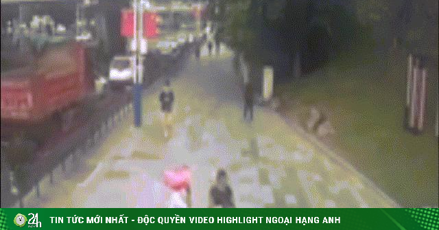 Video: Being molested, the girl threw a “constant kick” at the pervert in the middle of the street – Extraordinary