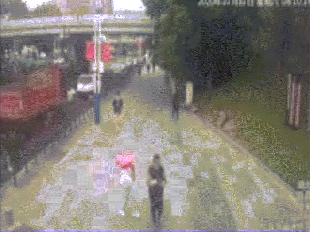 Phi thường - kỳ quặc - Video: Bị sàm sỡ, cô gái tung "liên hoàn cước" vào người kẻ biến thái giữa phố