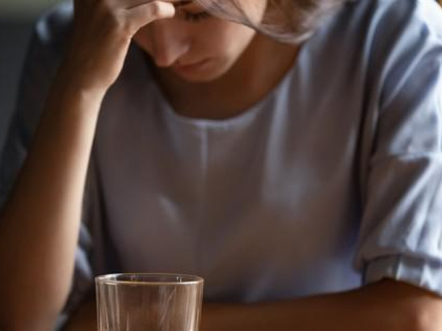 Sức khỏe đời sống - Vì sao uống rượu dễ khiến nam giới "tắt hứng", phụ nữ ngưng rụng trứng?