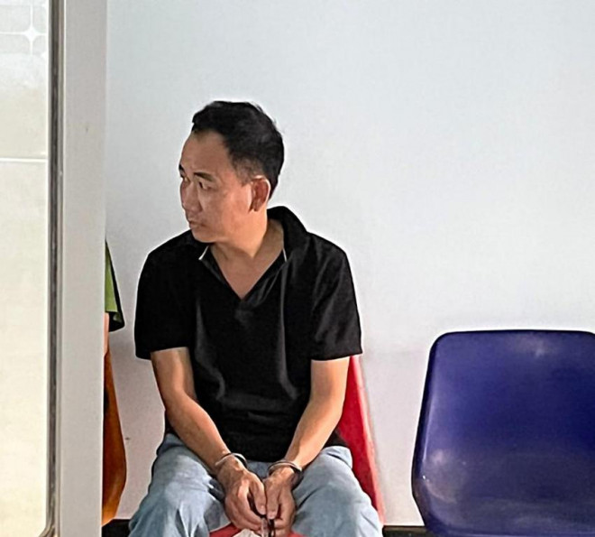 PC02 đưa Phạm Văn Nam đi giám định. Ảnh PĐ.