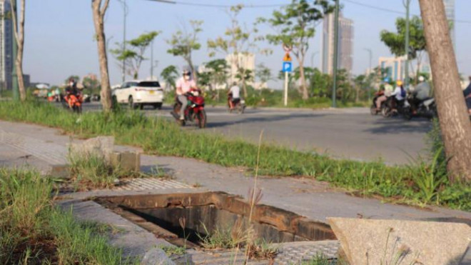 Close-up of a series of manholes in Thu Duc lost the cover of the pedestrian trap - 3