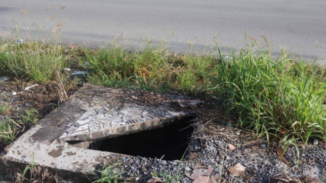 Close-up of a series of manholes in Thu Duc lost the cover of the pedestrian trap - 4