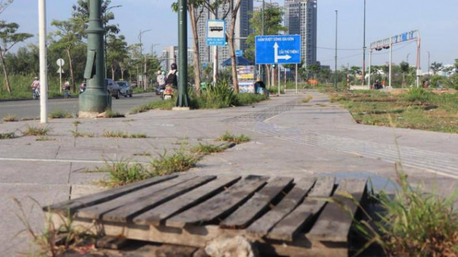 Close-up of a series of manholes in Thu Duc that has lost its cover for pedestrians - 2